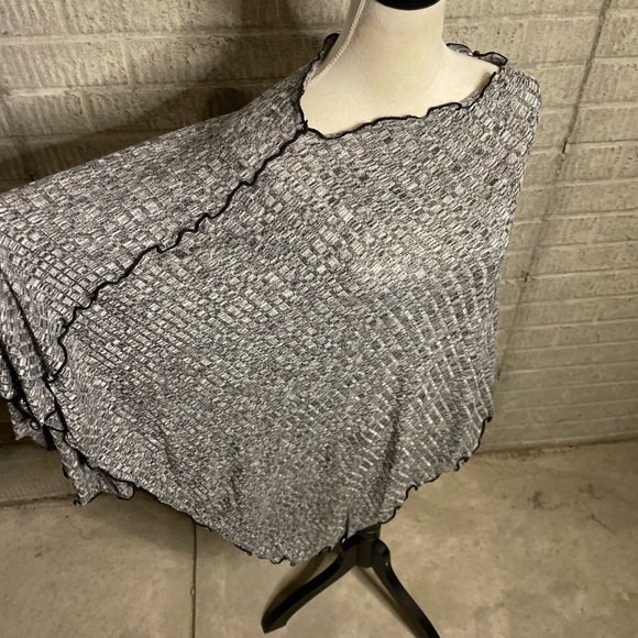 Knit Womens Gray Asymmetrical Hem Textured Pattern Sweater Poncho Size One Size - Picture 3 of 4